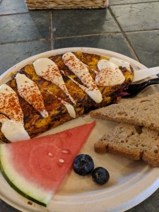 omelet with toast and fruit