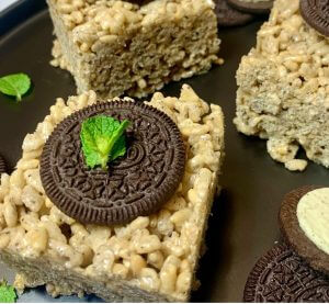 Rice krispies cake with oreo and mint